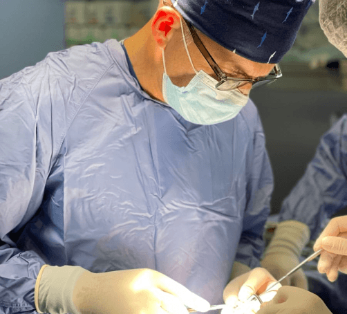 Dr. Renato Zaccheddu chirurgo estetico e plastico in sala operatoria