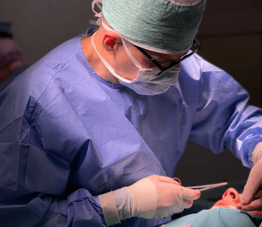 Dr. Renato Zaccheddu chirurgo estetico e plastico in sala operatoria