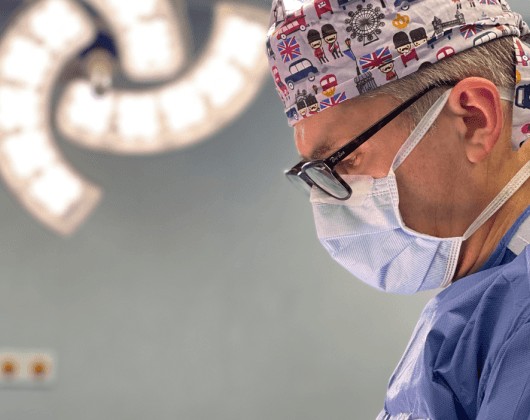 Dr. Renato Zaccheddu chirurgo estetico e plastico in sala operatoria