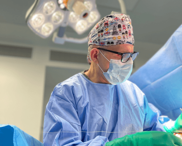 Dr. Renato Zaccheddu chirurgo estetico e plastico in sala operatoria
