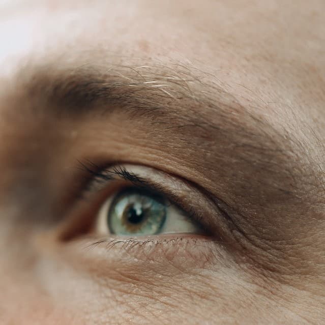 Blefaroplastica superiore e lifting del sopracciglio: quali sono le differenze?