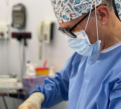 Dr. Renato Zaccheddu chirurgo estetico e plastico in sala operatoria