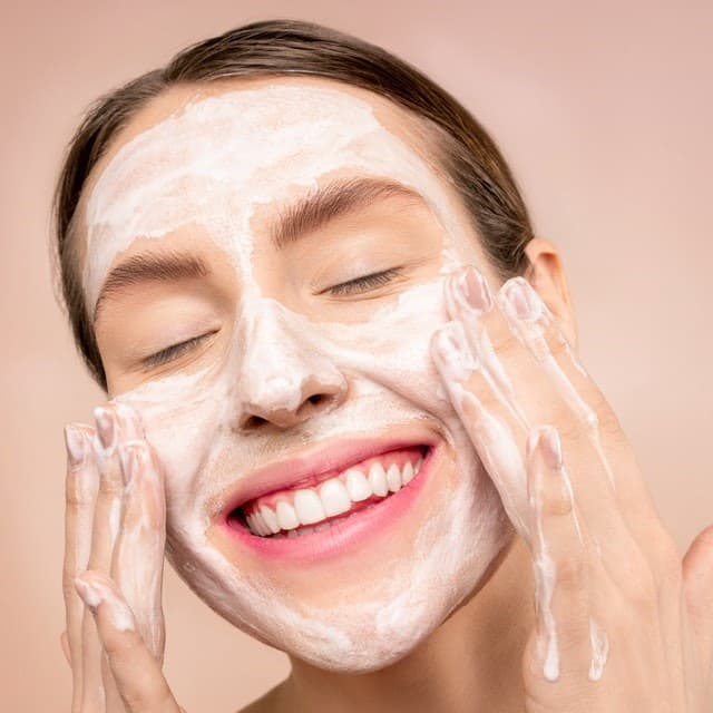 Come lavarsi viso e capelli dopo una Blefaroplastica