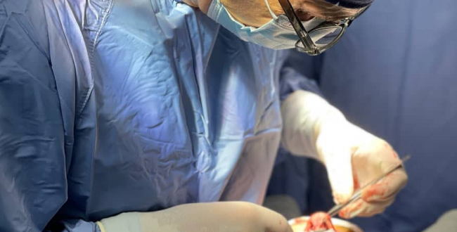 Dr. Renato Zaccheddu chirurgo estetico e plastico durante un intervento