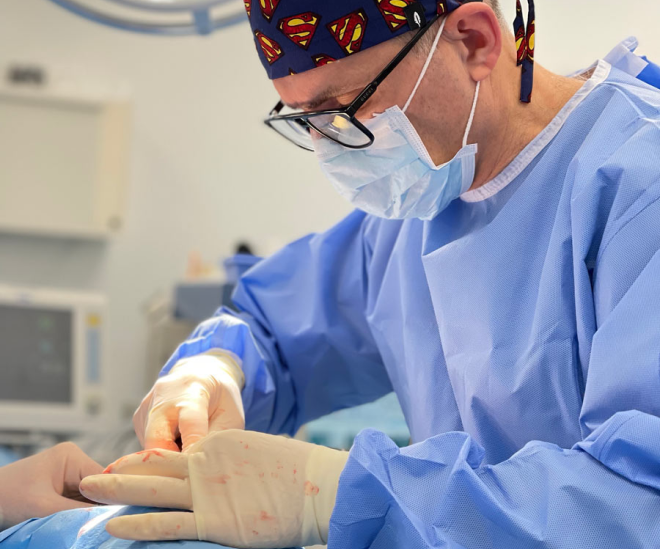 Dr. Renato Zaccheddu chirurgo estetico e plastico in sala operatoria